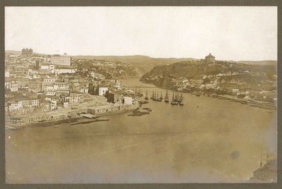 Panorâmica do Porto e Vila Nova de Gaia, vendo-se a abertura da rua Nova da Alfândega, a ponte pênsil, o casario da zona ribeirinha do Porto, o rio Douro e suas embarcações; e o Mosteiro da Serra do Pilar, nos anos 70 do século XIX.