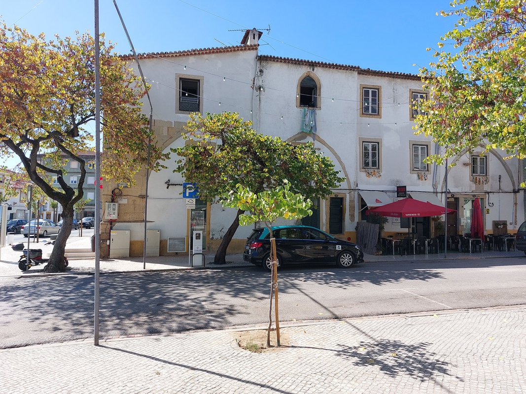 Arcos ogivais embebidos pertencentes ao antigo edifícios dos Estaus.jpg