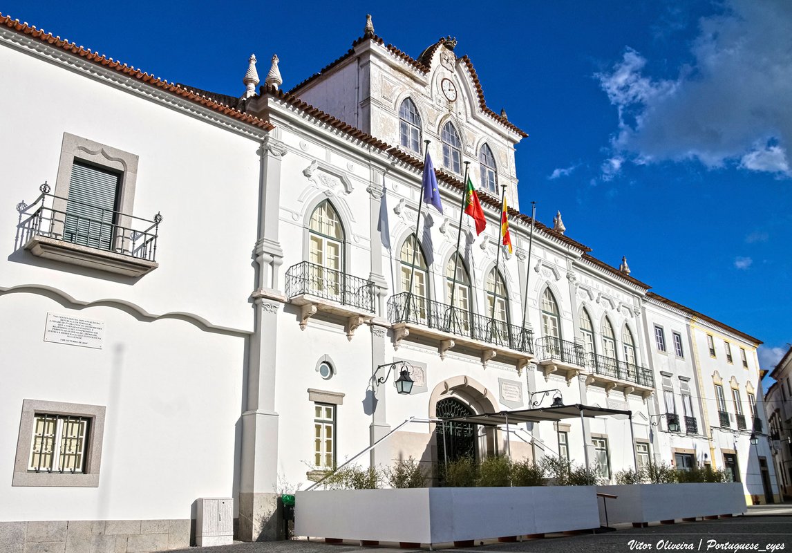 Câmara Municipal de Évora - Portugal (52630739880).jpg