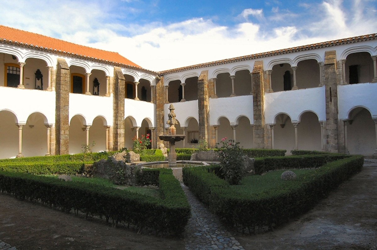 Claustro-Mosteiro de S.Bernardo (Portalegre).jpg