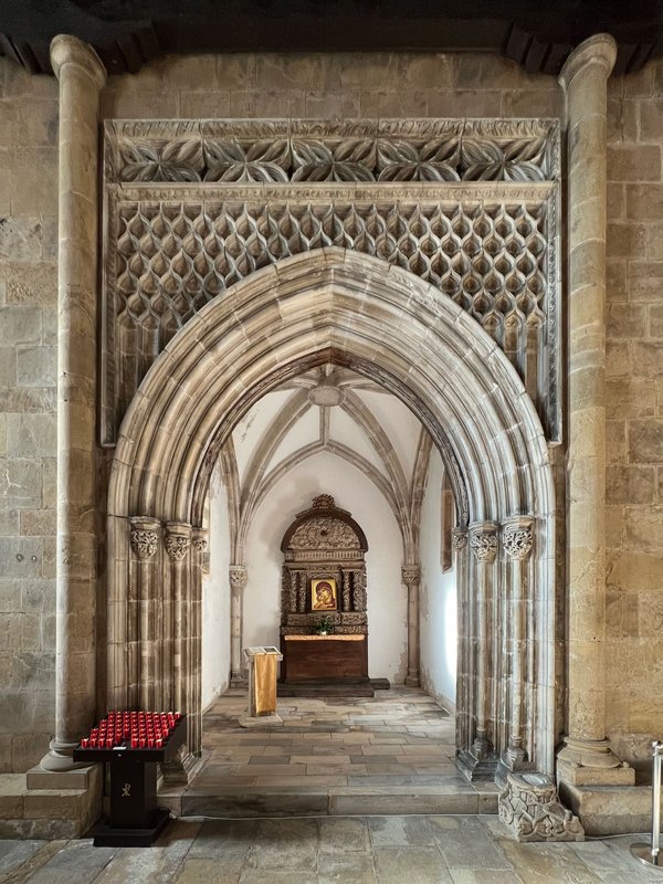 Coimbra, Igreja de São Tiago (Santiago). Capela lateral esquerda, portal.jpg