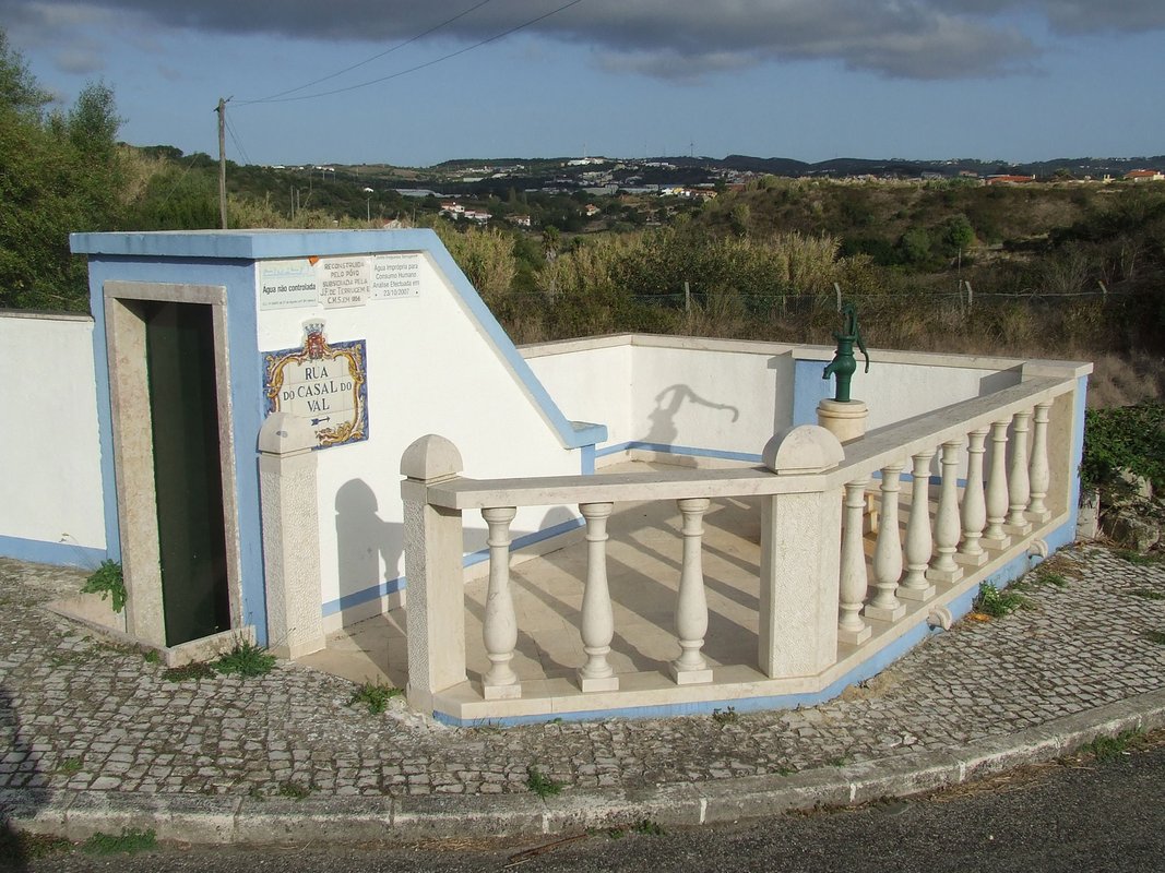 Entrada para a fonte romana de Armés reconstruída em 1956.jpg
