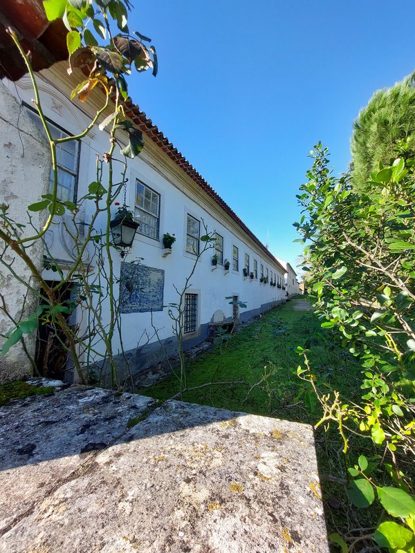 Fachada lateral e outros edifícios do Solar da Quinta do Fidalgo.jpg