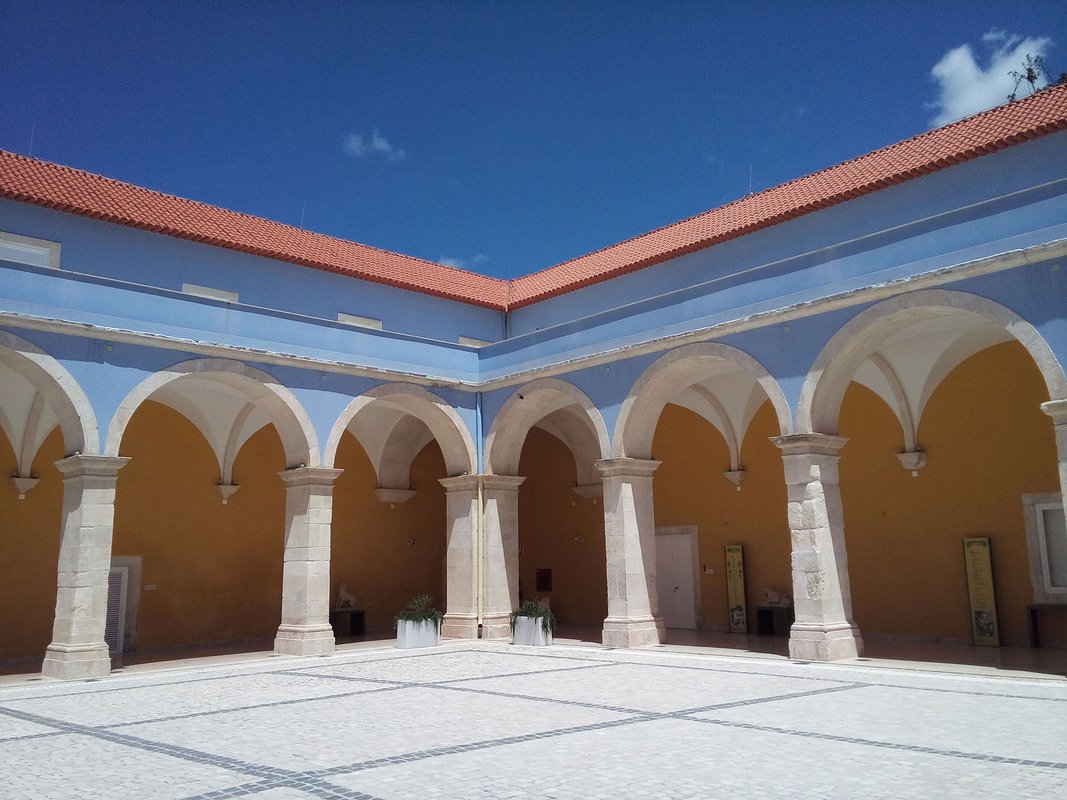 Igreja-e-convento-de-Santo-Agostinho-claustro.jpg