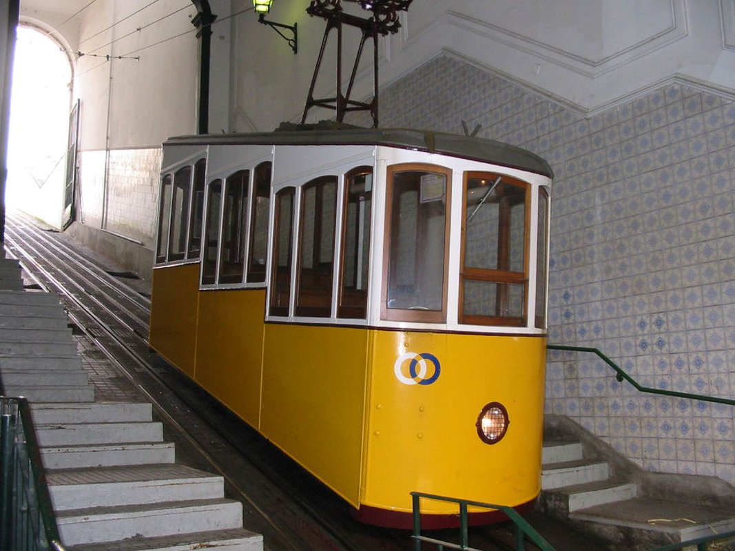Lisboa- ascensor da bica (105966978).jpg