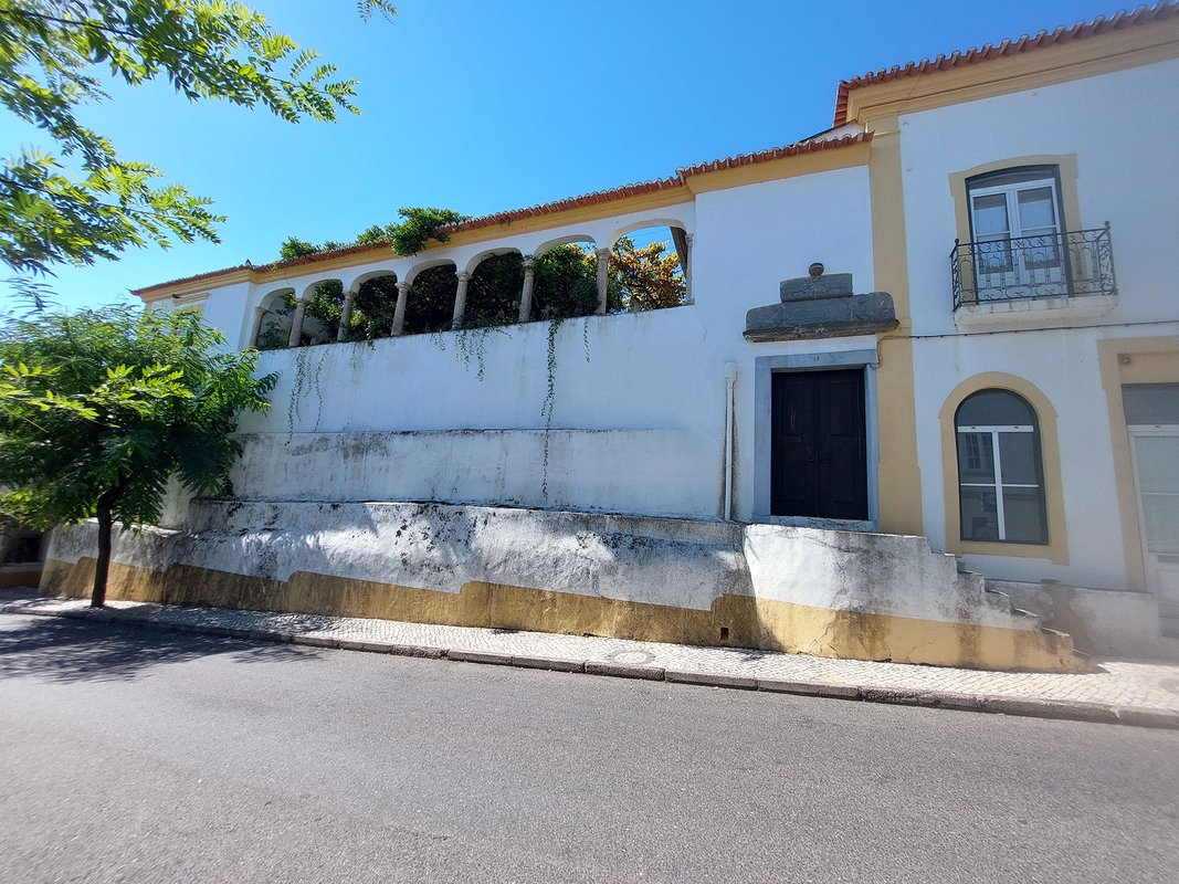 Loggia deram o nome de Casa dos Arcos ao Edifício na Rua 5 de Outubro em Sardoal.jpg