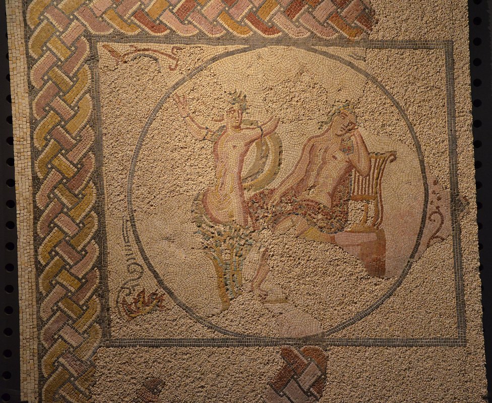 Mosaic panel depicting Apollo and Daphne, from the Villa Torre de Palma near Monforte, 3rd-4th century AD, National Archaeology Museum of Lisbon, Portugal (12973972863).jpg
