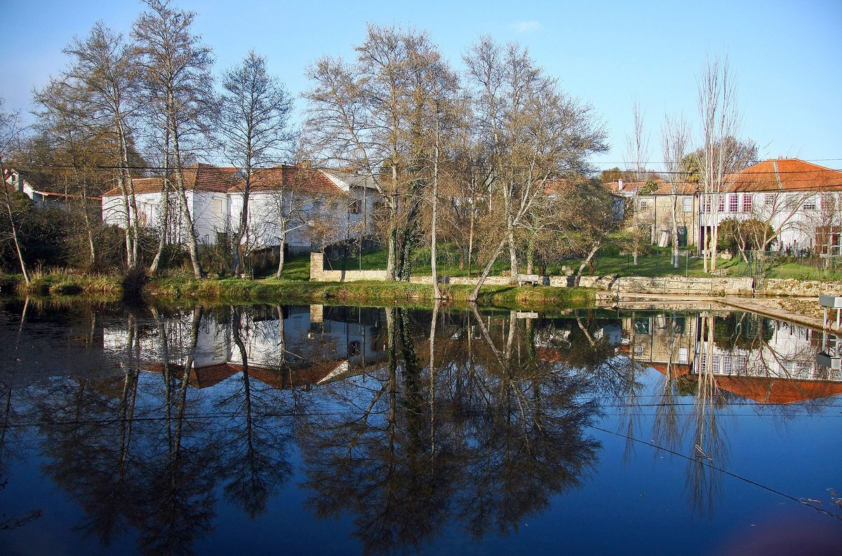 Mosteiro de Fráguas - Portugal (32322046644).jpg