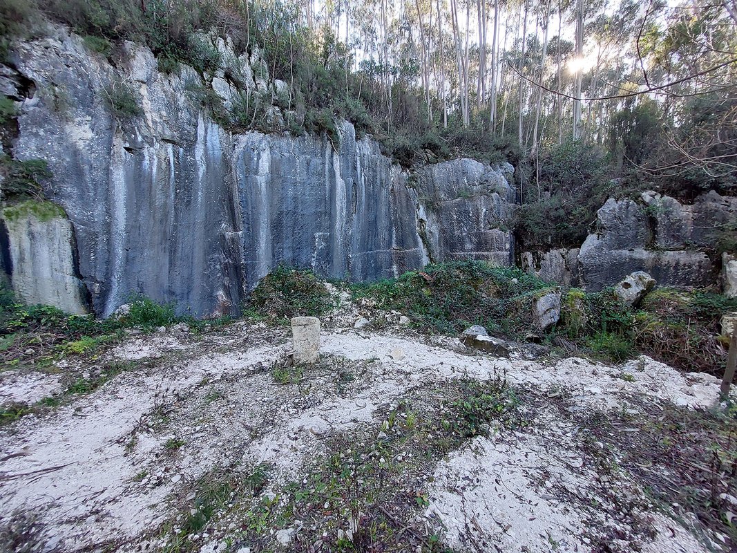 Pedreira Histórica de Valinho do Rei tem cerca de 15 metros de profundidade.jpg