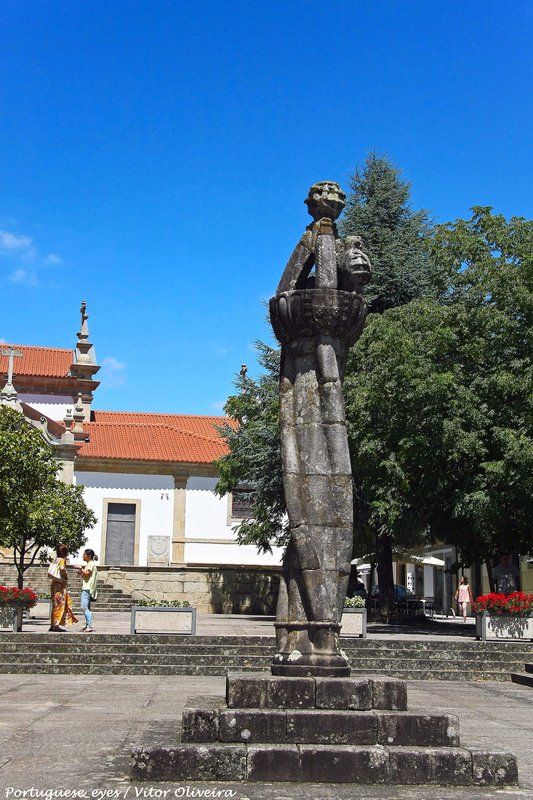 Pelourinho de Arcos de Valdevez - Portugal (50168236007).jpg