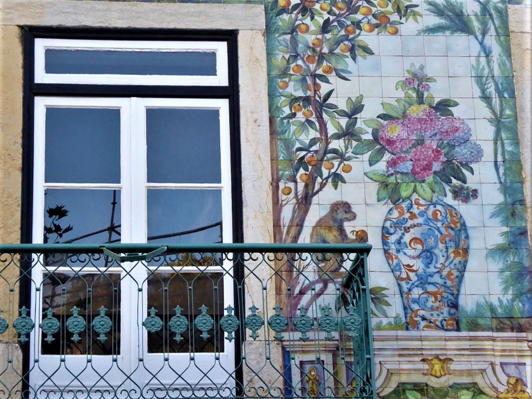 Pormenor decorativo da parte superior da fachada.jpg