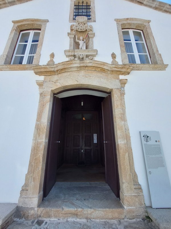 Portal da Igreja Paroquial de Pedrógao Pequeno.jpg