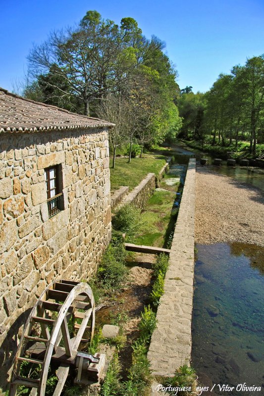 Praia Fluvial de Estorãos - Portugal (5375995975).jpg