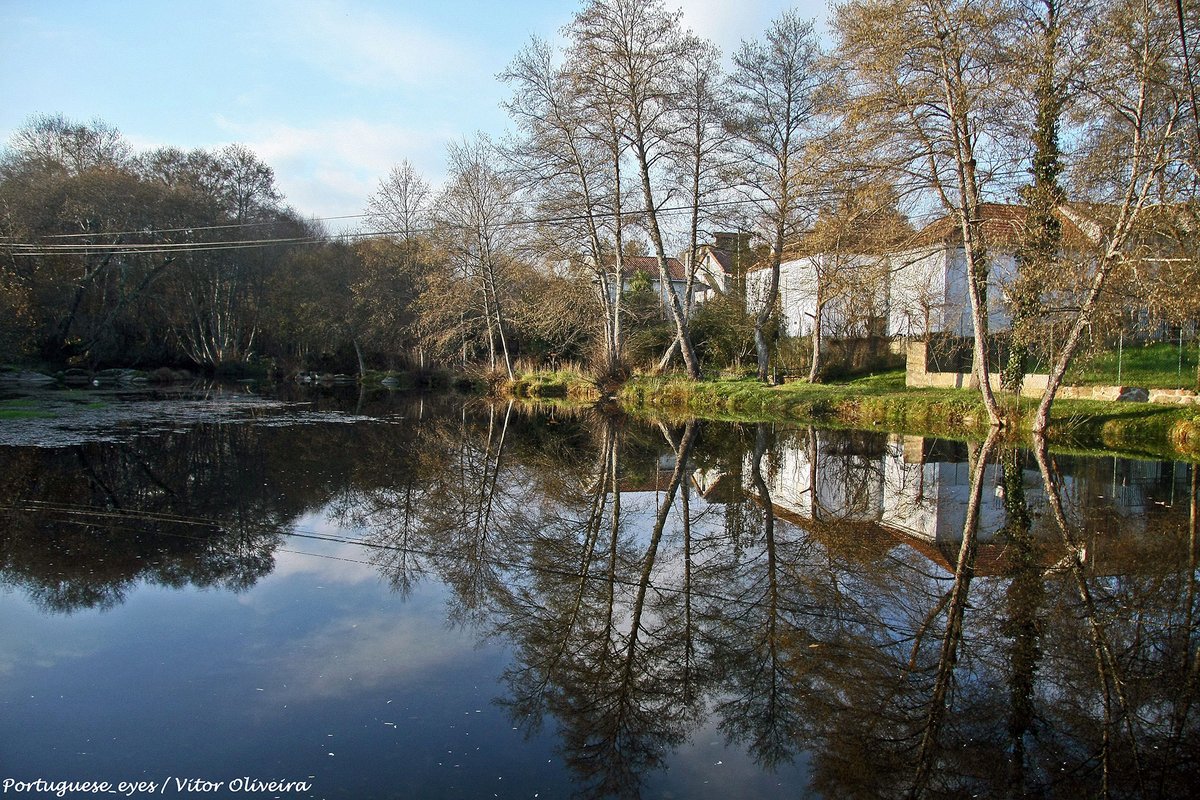 Rio Dinha - Mosteiro de Fráguas - Portugal (31022398234).jpg