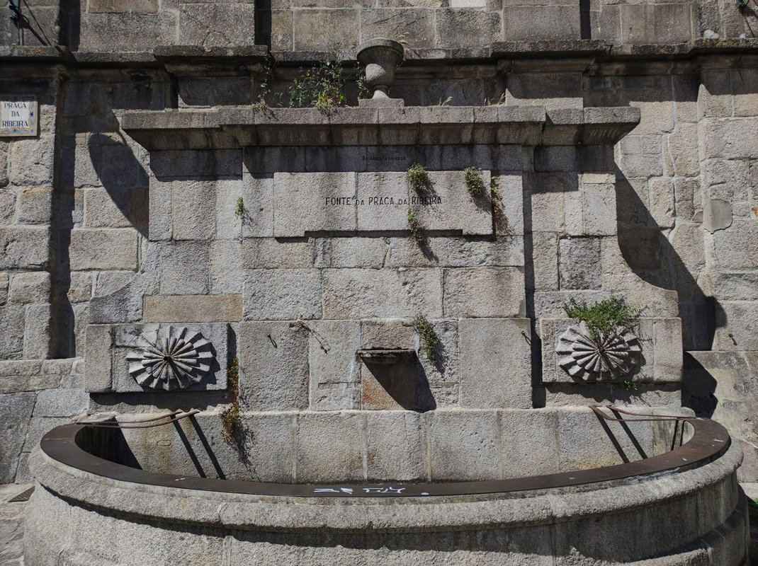 Tanque da fonte da Praça da Ribeira.jpg