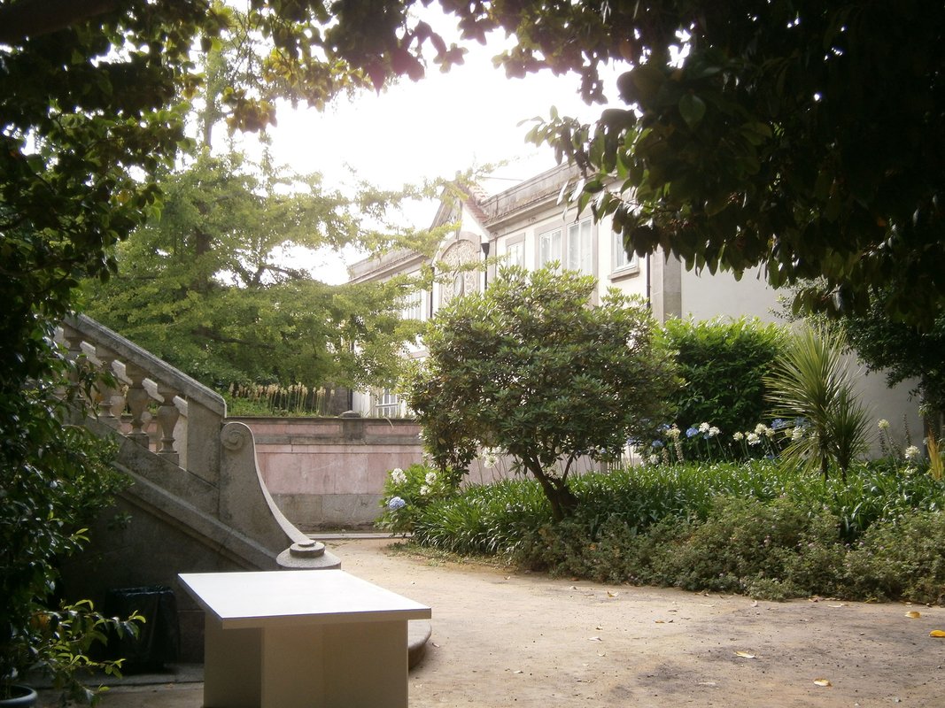 Traseira da casa, vista para as cavalariças e escadaria de acesso ao jardim fotoPatriciaSantos.jpg