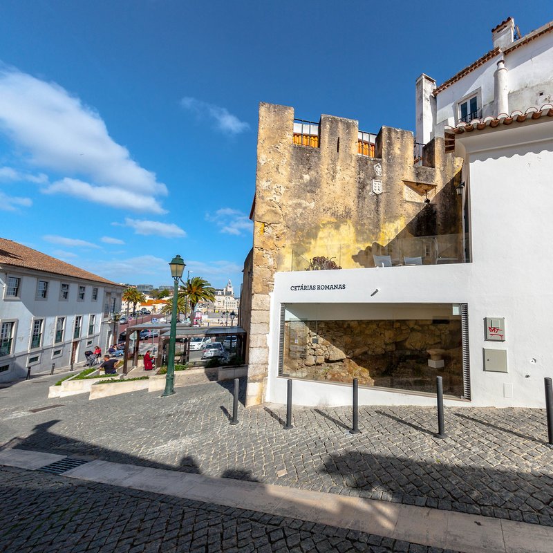 Troço da antiga muralha da vila e cetárias romanas, Cascais. 03-20.jpg