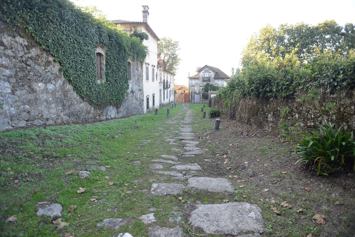 Troço da via antiga de Mosteiró 01.jpg