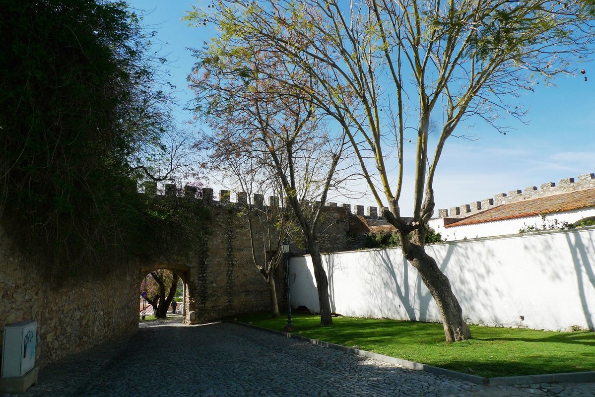 Uma das entradas do castelo para a zona intramuros.jpg