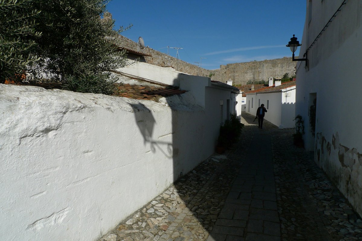 Uma das ruas brancas no interior do castelo.jpg