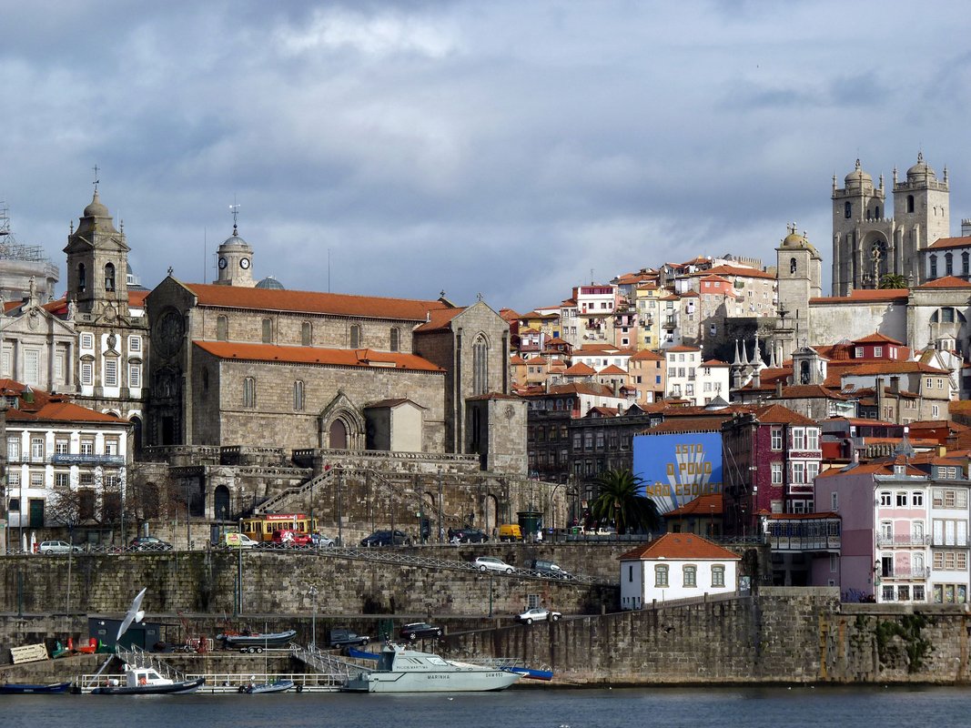 Vista do Rio Douro da zona histórica do Porto (2).jpg