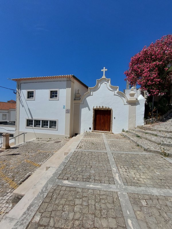 Vista frontal para fachada este da Igreja da Misericórdia de Torres Novas.jpg