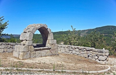 Arco de Paradela - Portugal (49830680552).jpg