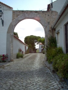 Arco manuelino em Abiul.jpg