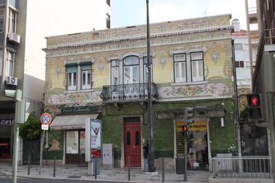 Prédio com azulejo arte nova Avenida Almirante Reis 74-B