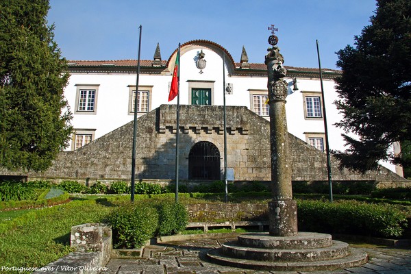 Câmara Municipal e Pelourinho de Ponte de Lima - Portugal (16736507537).jpg