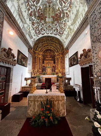 Capela-mor Igreja São Cristóvão de Louredo.jpg