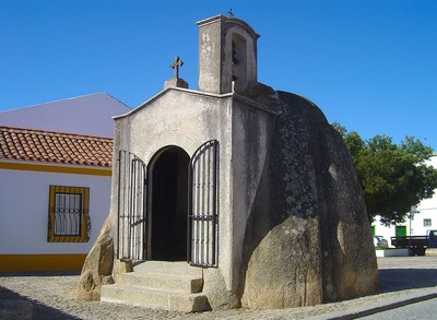 Capela anta de Pavia - Portugal (187553261).jpg
