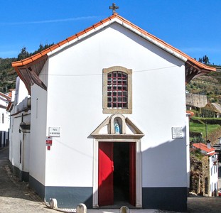 Capela da Santa Casa da Misericórdia de Álvaro- Portugal (53151139374) (cropped).jpg