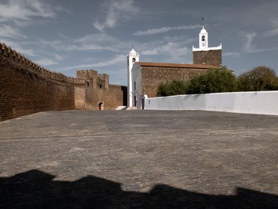 Castelo do Alandroal - vista praça de armas, da igreja paroquial e da torre de menagem.jpg