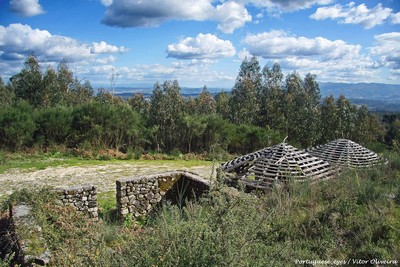 Castro da Cárcoda - Portugal (27860530266).jpg