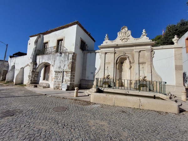 Chafariz de Palhais com Hospital de Santa Maria de Palhais à sua esquerda.jpg