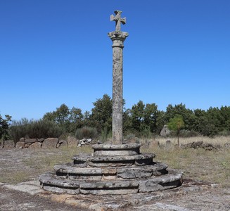 Cruzeiro aldeia da ponte.jpg