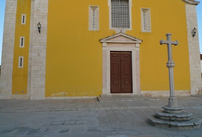 Cruzeiro e fachada da igreja.jpg