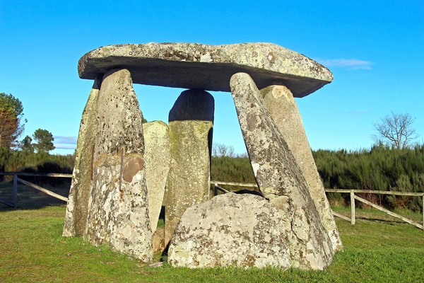 Dólmen da Matança - Portugal (50768678541).jpg