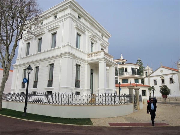 Dois planos da fachada da casa inserida na malha urbana.jpg