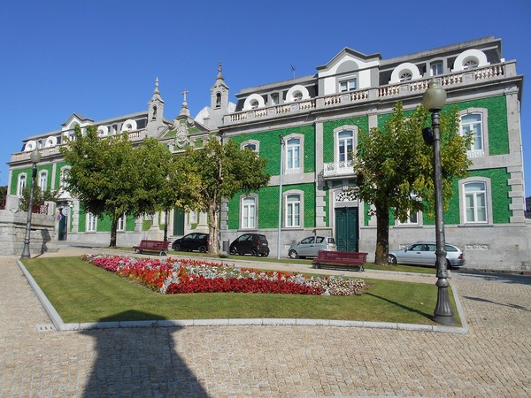 Edificios que compóem o largo antónio lopes.jpg