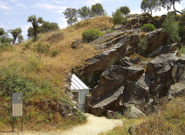 Entrada da Gruta do Escoural - Portugal (237587014).jpg