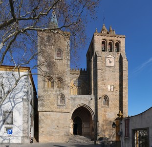 Evora - Cathedral - Front.jpg