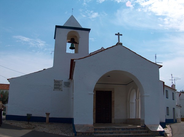 Fachada - Igreja de S. Tiago de Rio de Moinhos (1).jpg