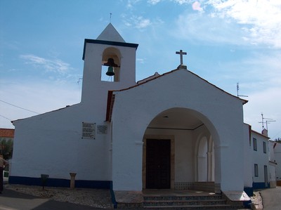 Fachada - Igreja de S. Tiago de Rio de Moinhos (1).jpg