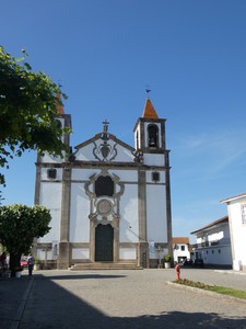 Fachada Igreja Paroquial Santiago de Bougado.jpg