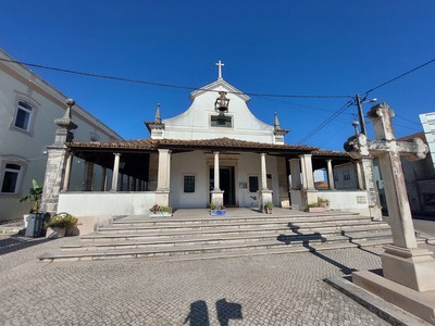 Fachada frontal e cruzeiro da Ermida de Nossa Senhora da Guia.jpg