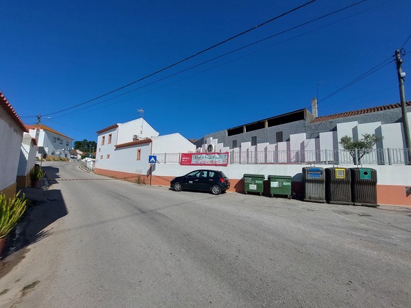 Fachada posterior do recinto exterior da Casa-Memorial Humberto Delgado.jpg