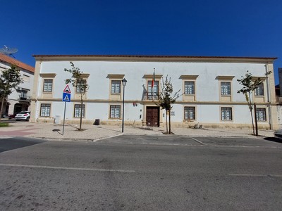 Fachada principal do Palácio de Alvaiázere desobstruída.jpg
