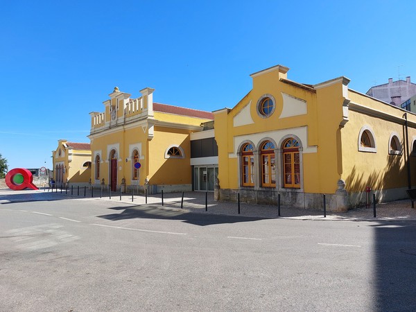 Fachada principal e lateral direita do Antigo Matadouro Municipal, atual Loja do Cidadão de Santarém.jpg